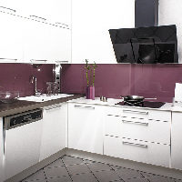 MATT FEHÉR FESTETT KONYHA, LILA ÜVEGHÁTFALLAL