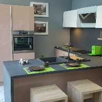 FEHÉR-LATTE AKRIL KONYHA, MUNKALAPAZONOS HÁTLAPPAL