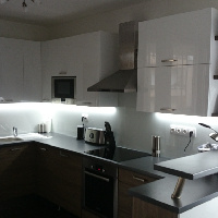 VILÁGOS TÖLGY-FEHÉR AKRIL KONYHA, EXTRA FEHÉR ÜVEGHÁTFALLAL