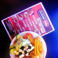 Athéni csirkemell vegyes körettel, görös salival és tzatzikivel!